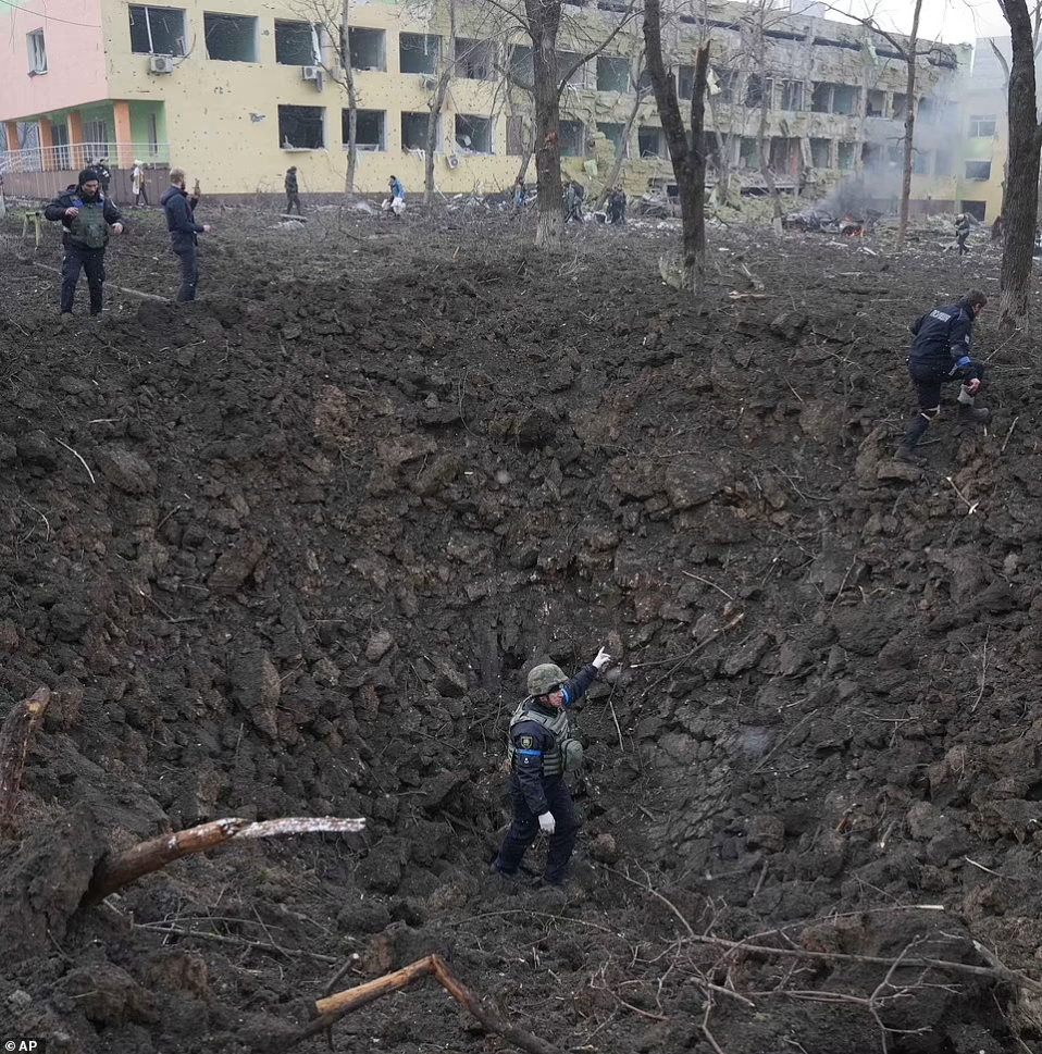 Angriff Mariupol Kinderspital krater bombeneinschlag