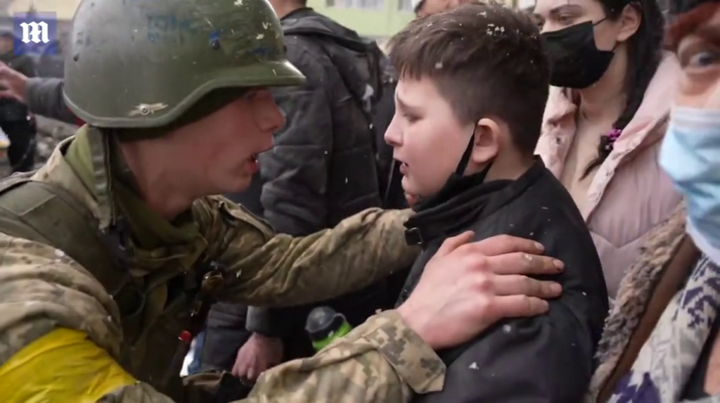 Angriff Mariupol Kinderspital soldat hilft